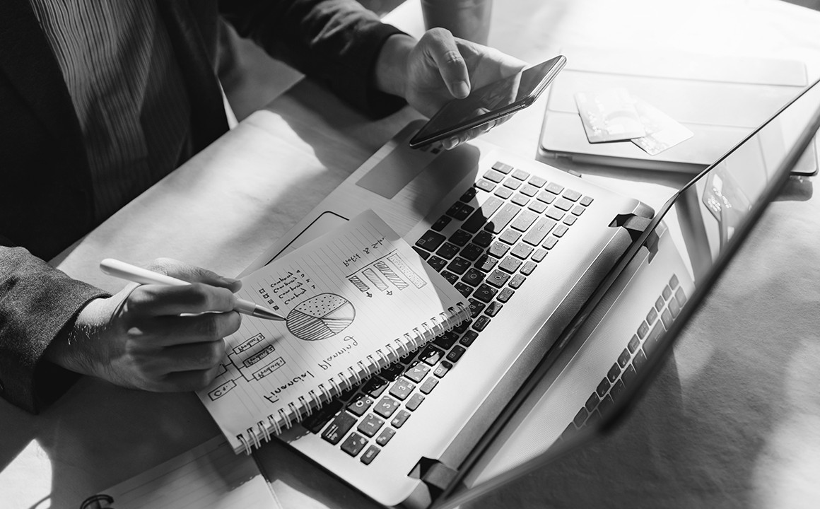 mężczyzna planuje strategie marketingowe